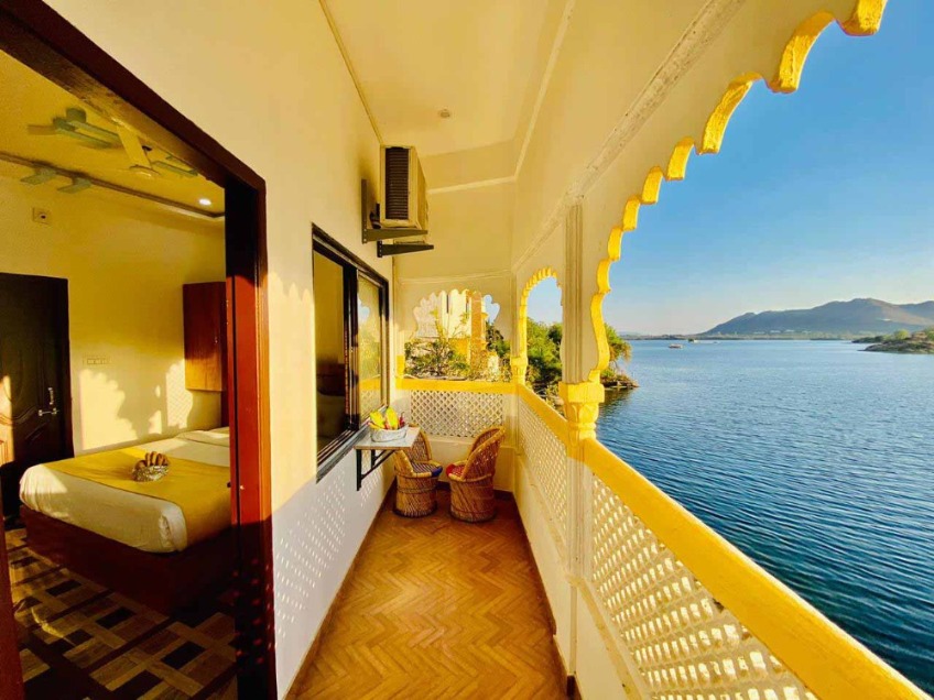 https://www.anresorts.com/Vallabh Garh @ Pichola Lake